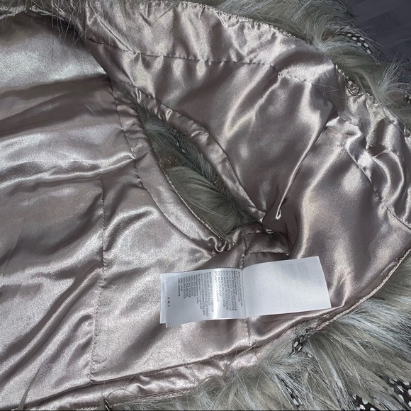 Bebe Faux Fur Feather Crop Vest Sz S - Picture 8 of 8